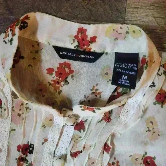 New York & Company Sheer Floral Lace Buttondown Blouse Size M - Picture 3 of 8